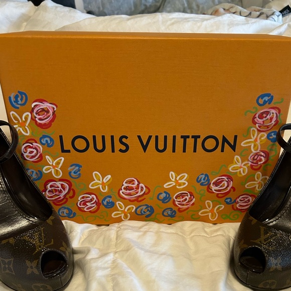 LOUIS VUITTON MONOGRAM PLATFORM PUMP - Picture 7 of 9